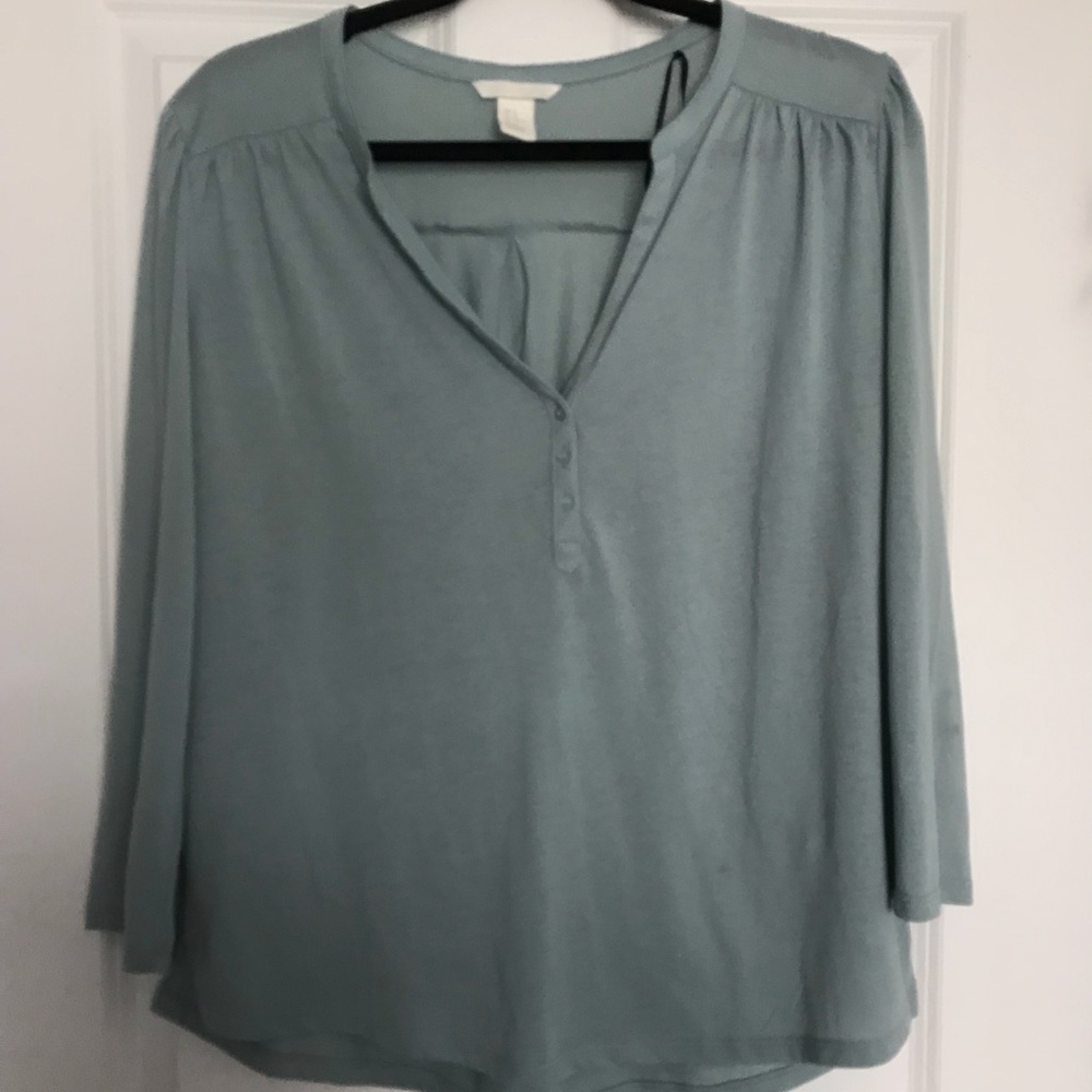 V-neck flowy shirt